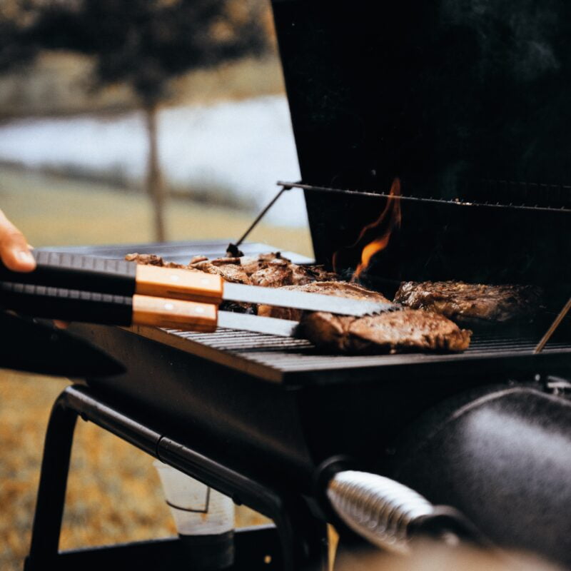 Astuces pour cuisiner en plein air sans matériel.