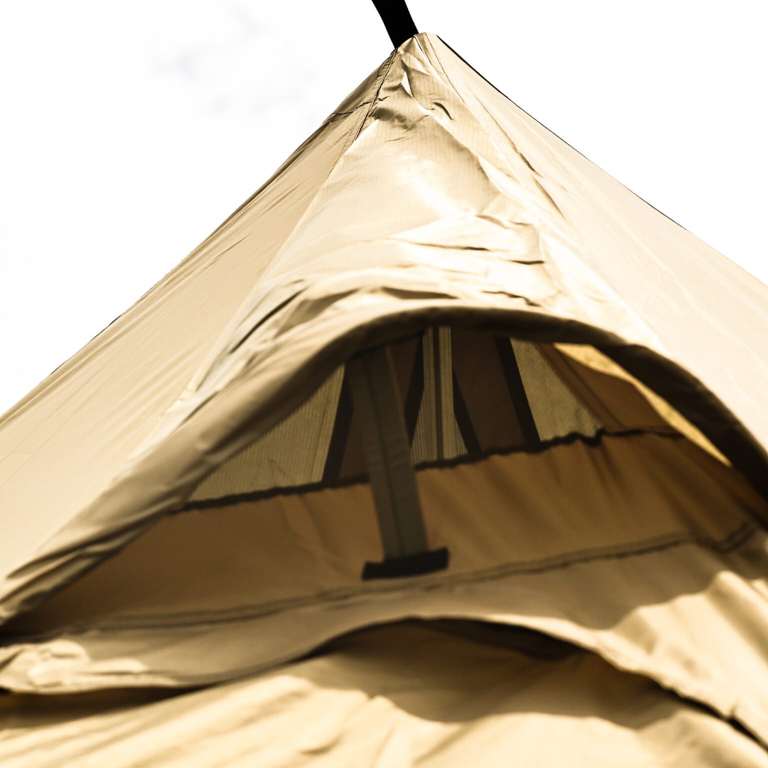 Grande tente tipi marron avec cheminée - Tente Aventure