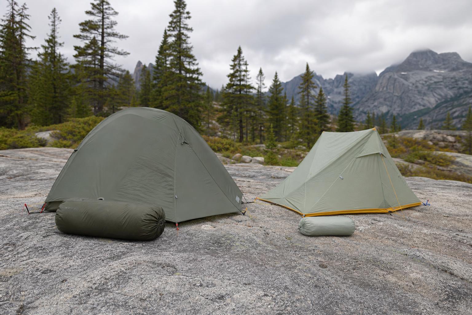 Comparaison volume compressé deux tentes trekking sur rocher en montagne