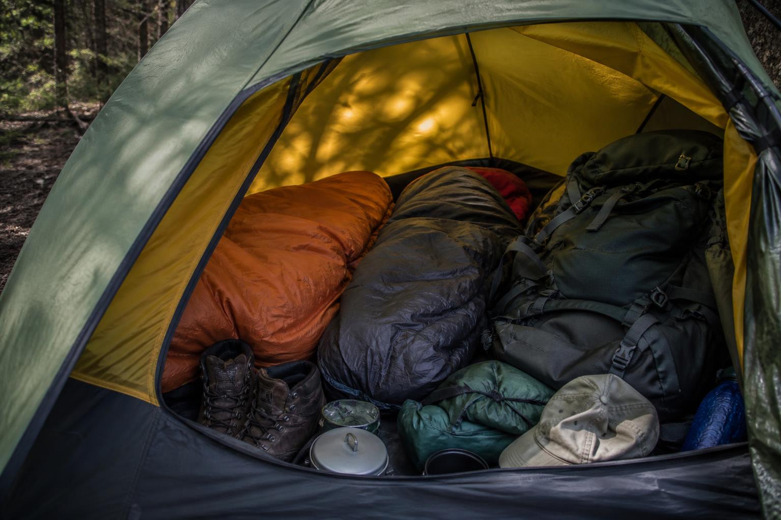Intérieur tente deux places surchargée bagages encombrement erreur débutant camping