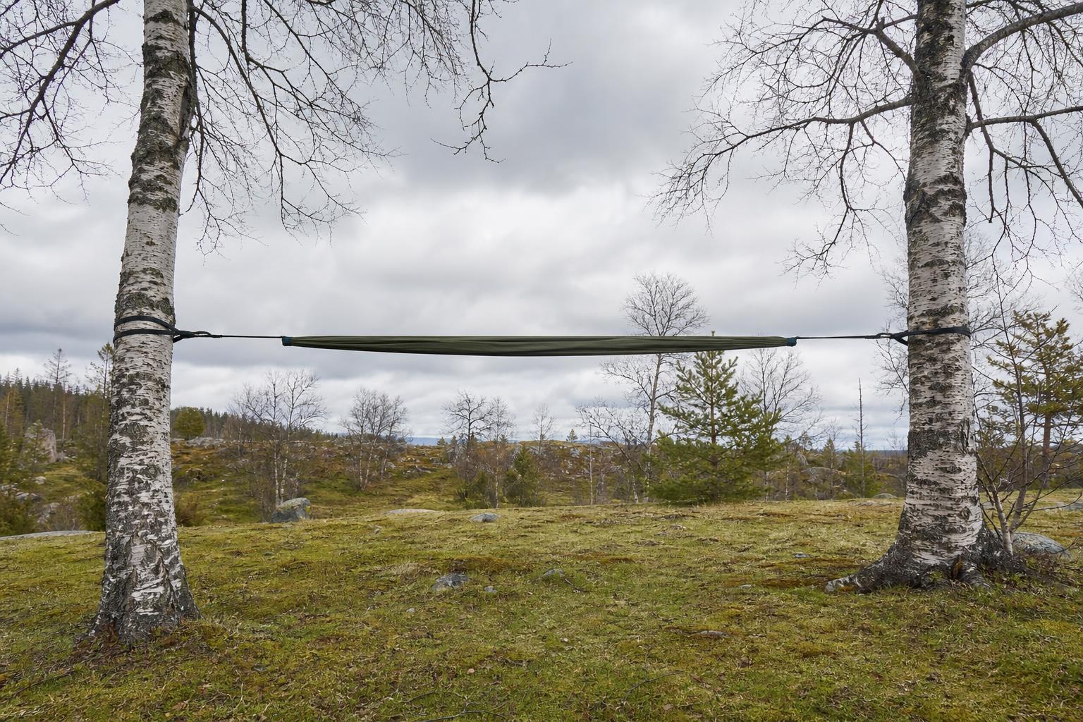 Hamac de randonnée mal installé trop tendu et trop horizontal entre arbres
