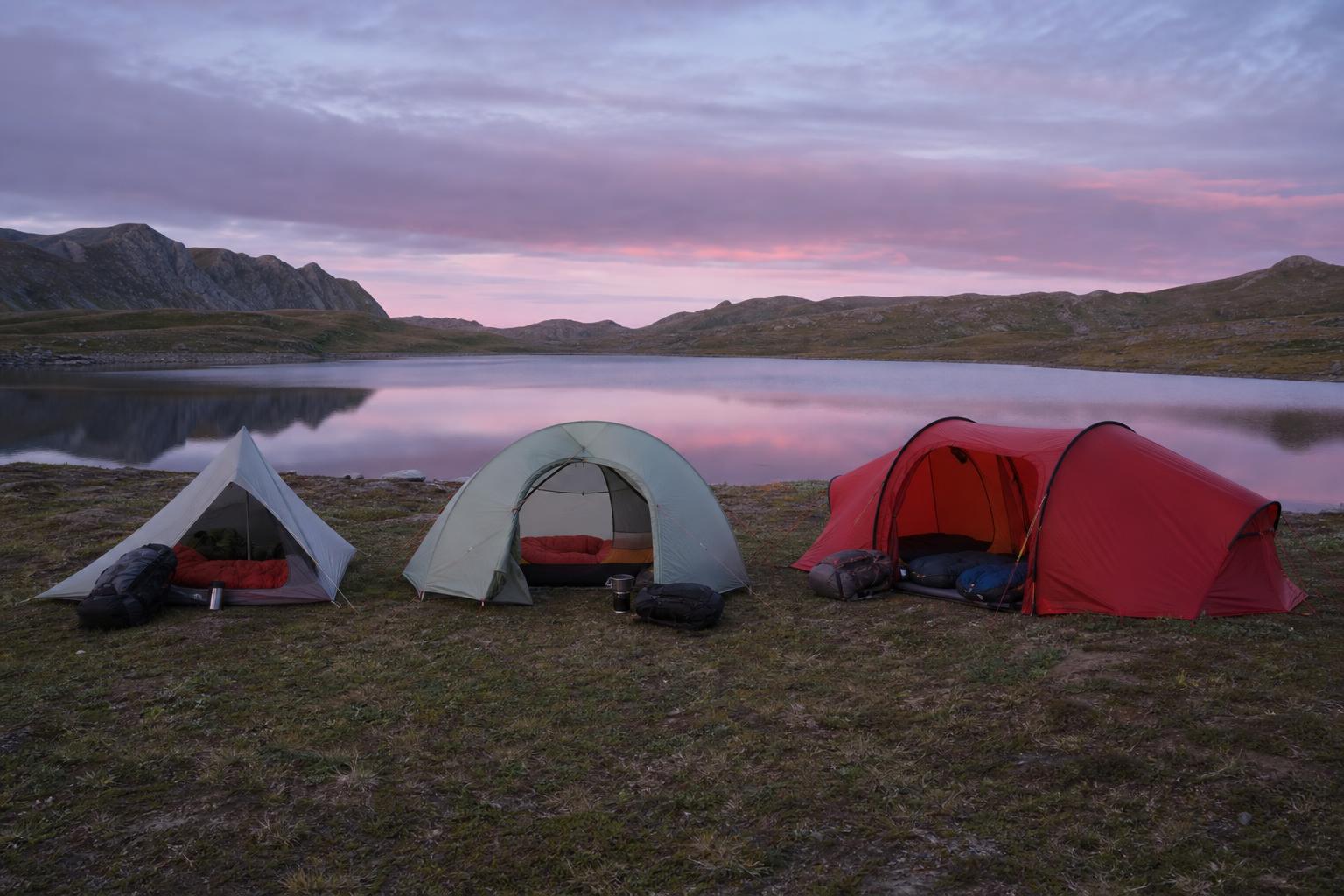 Trois types de tentes camping bord de lac aube choix selon usage