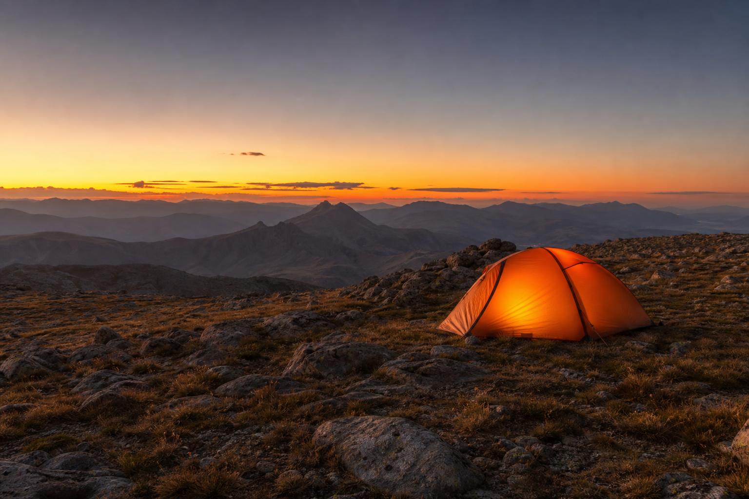 Tente de bivouac montée au coucher de soleil sur plateau montagneux isolé
