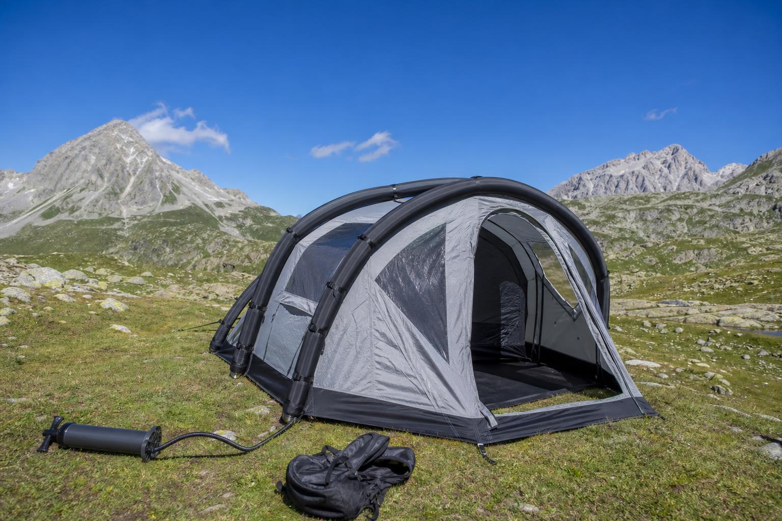 Tente gonflable en cours de montage prairie alpine montagne structure tubulaire
