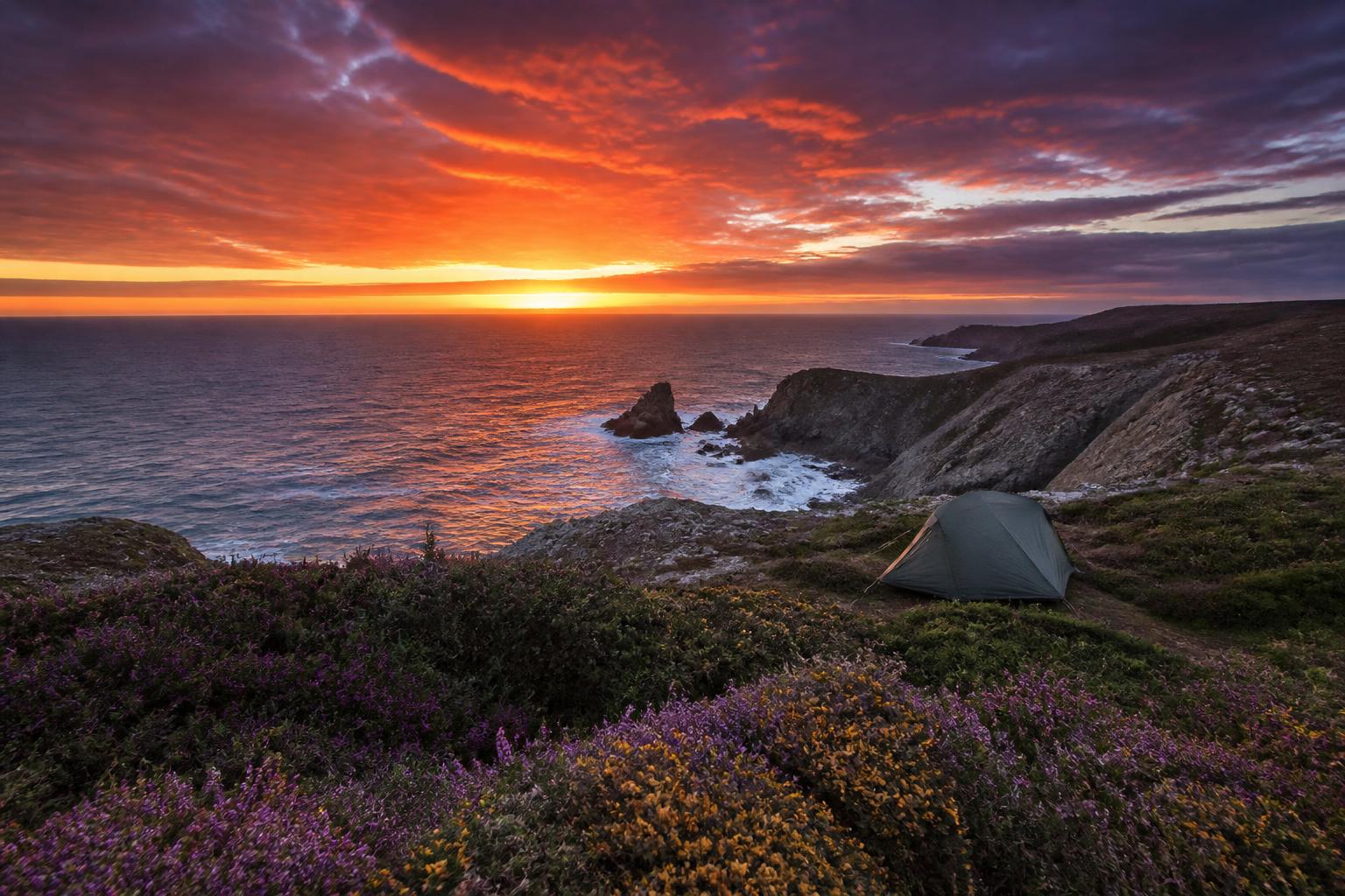 Bivouac en bord de mer sur une falaise bretonne au coucher du soleil
