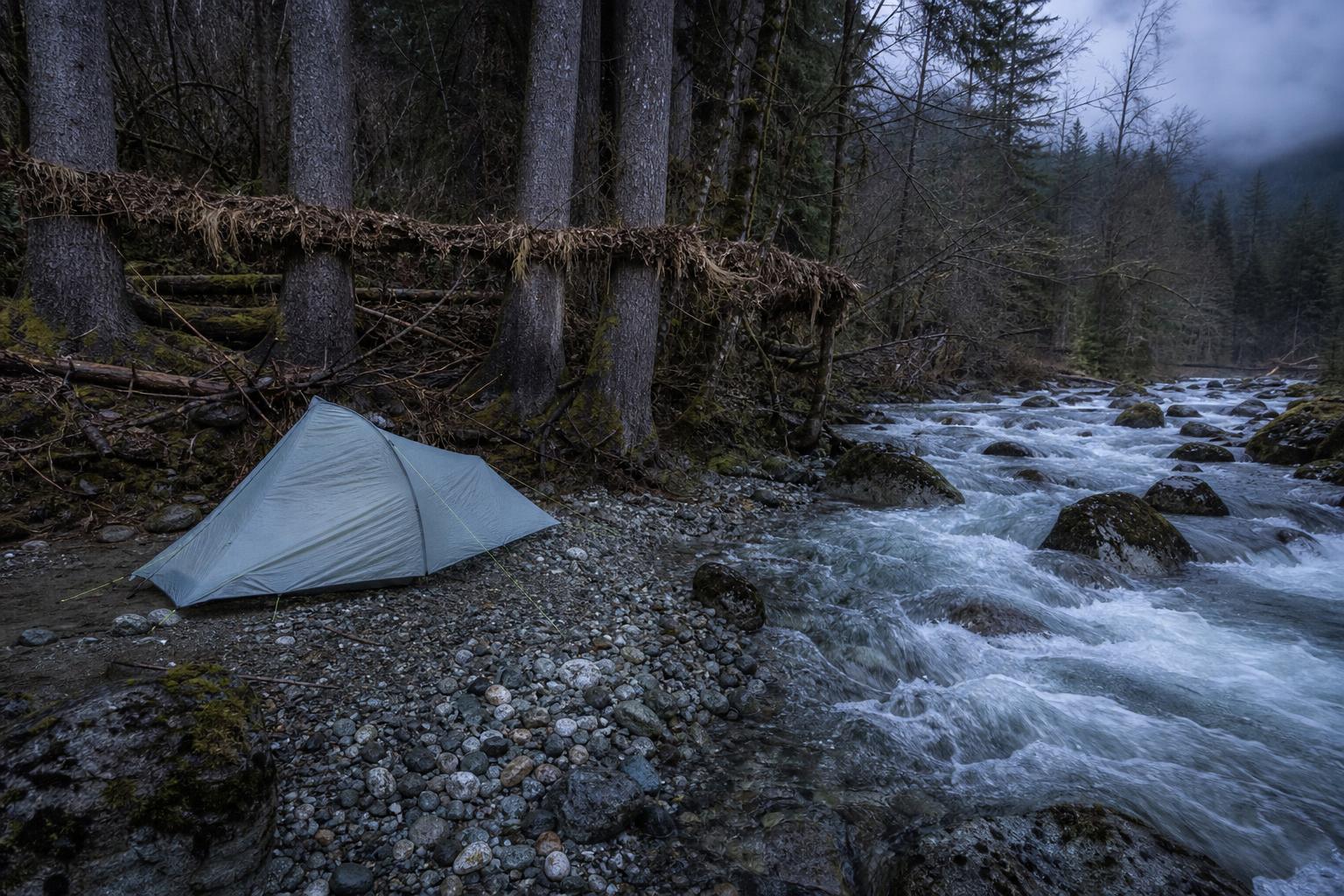 Tente bivouac trop proche torrent risque crue laisse d'eau arbres