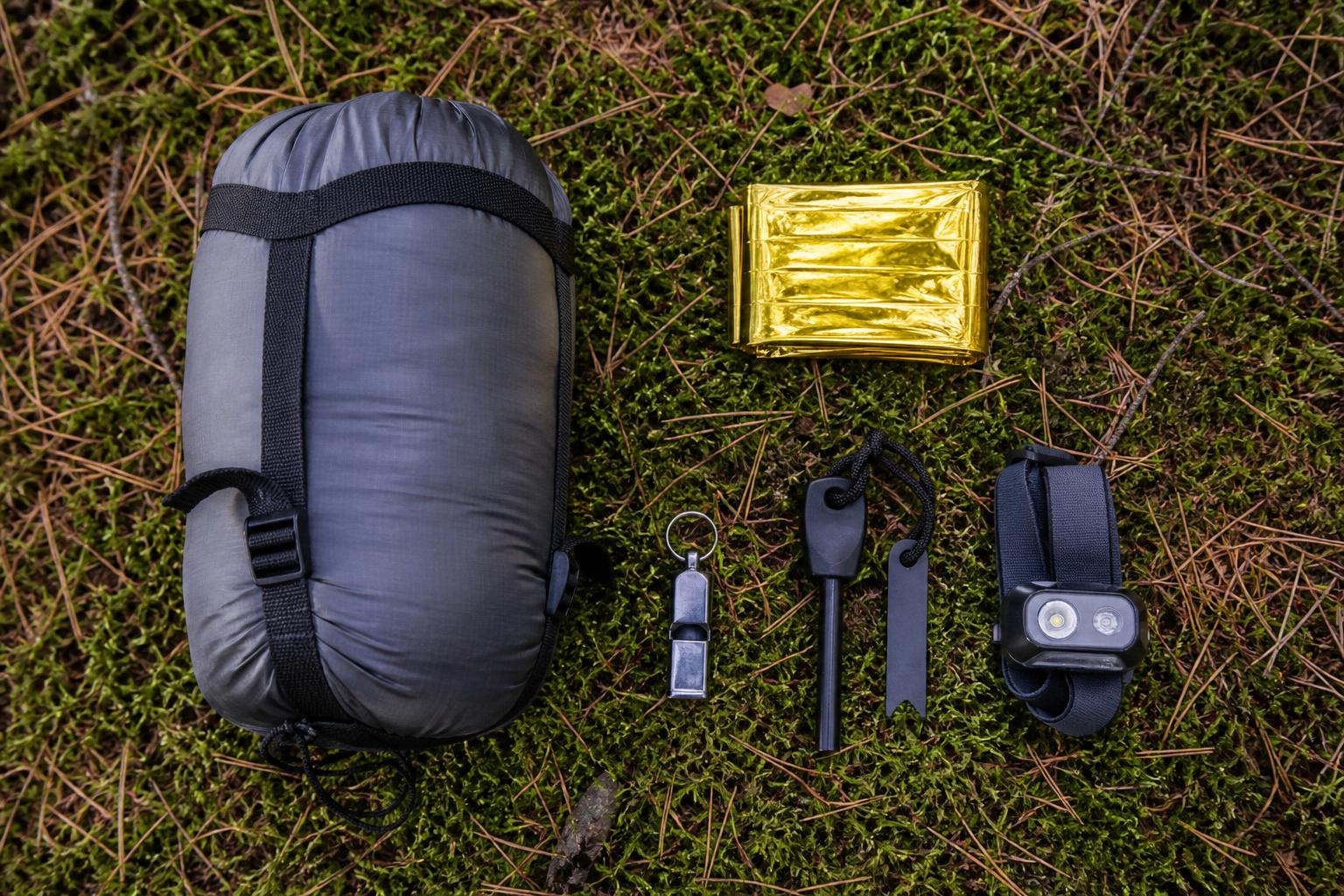 Kit sécurité bivouac : sac couchage couverture survie lampe frontale