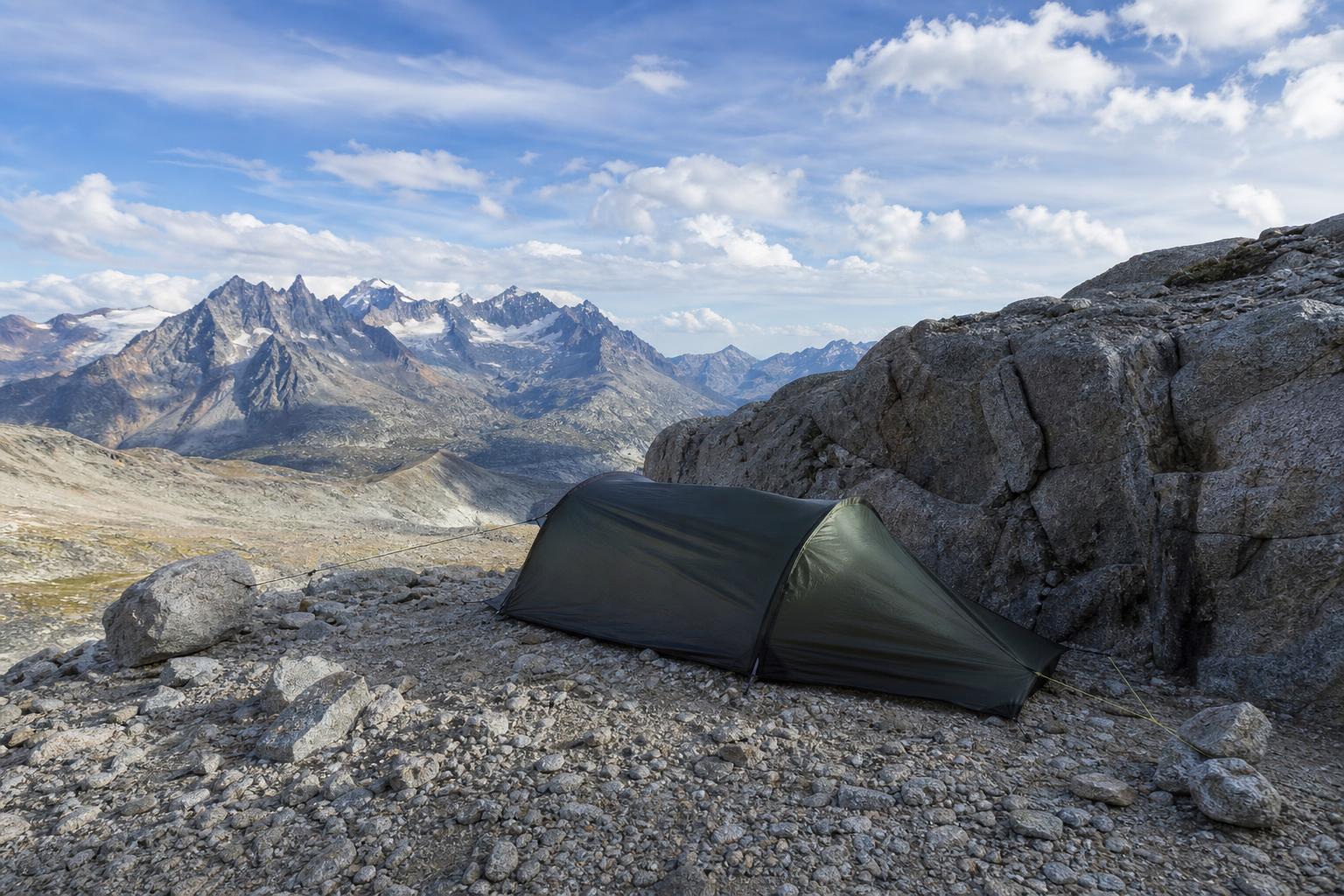 Tente bivouac légère ancrée paracorde épaulement rocheux altitude montagne