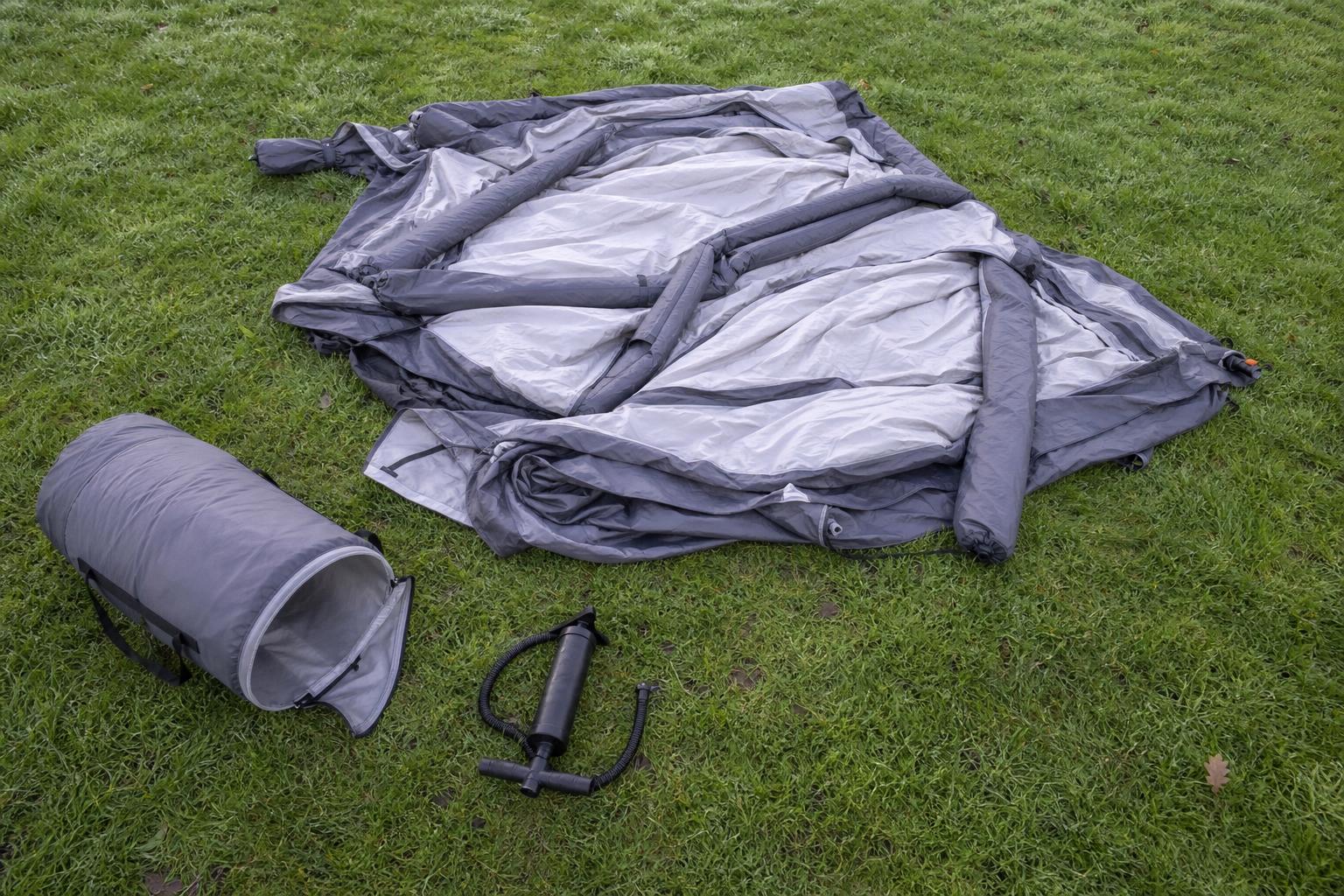 Tente gonflable dégonflée pliage rangement housse herbe verte camping