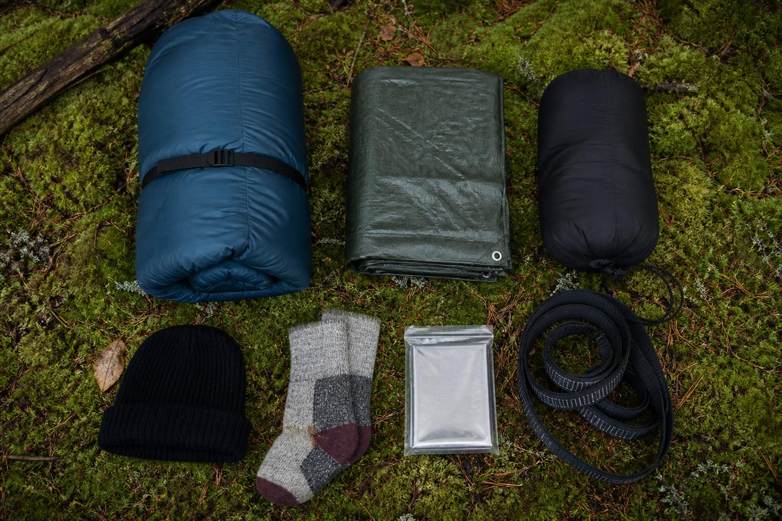 Checklist matériel hamac froid flatlay forêt sac couchage underquilt tarp
