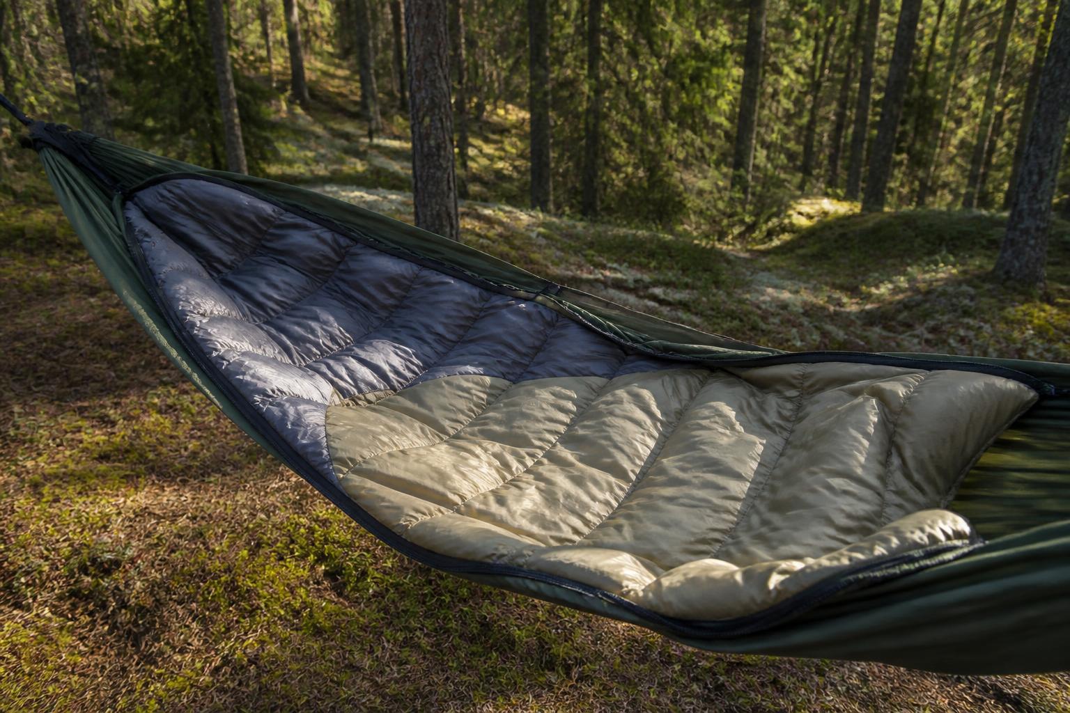 Sac de couchage hamac ouvert montrant coupe spécifique forêt boréale