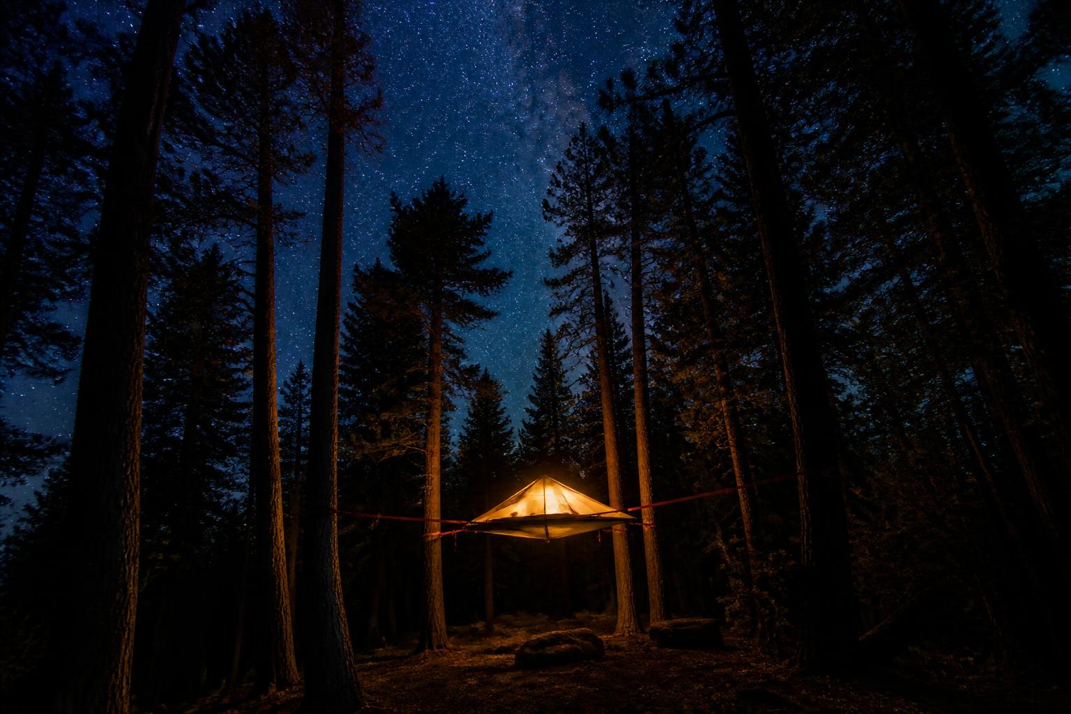 Tente suspendue lumière intérieure nuit étoilée forêt bivouac sauvage
