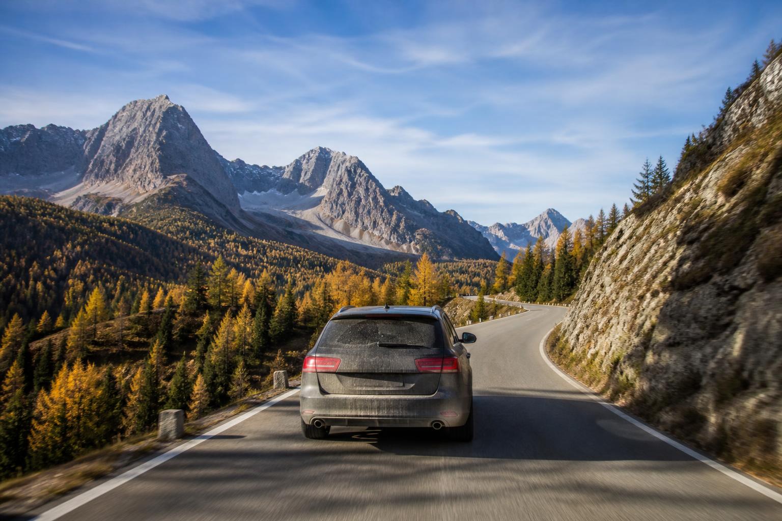 Voiture break sur route de montagne sinueuse ambiance road trip liberté