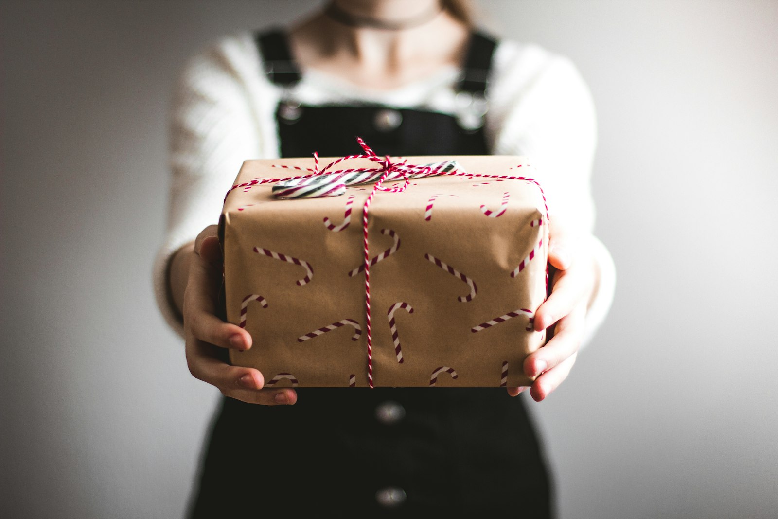 Coffret cadeau tendu à deux mains, idée cadeau pour bricoleur et aventurier