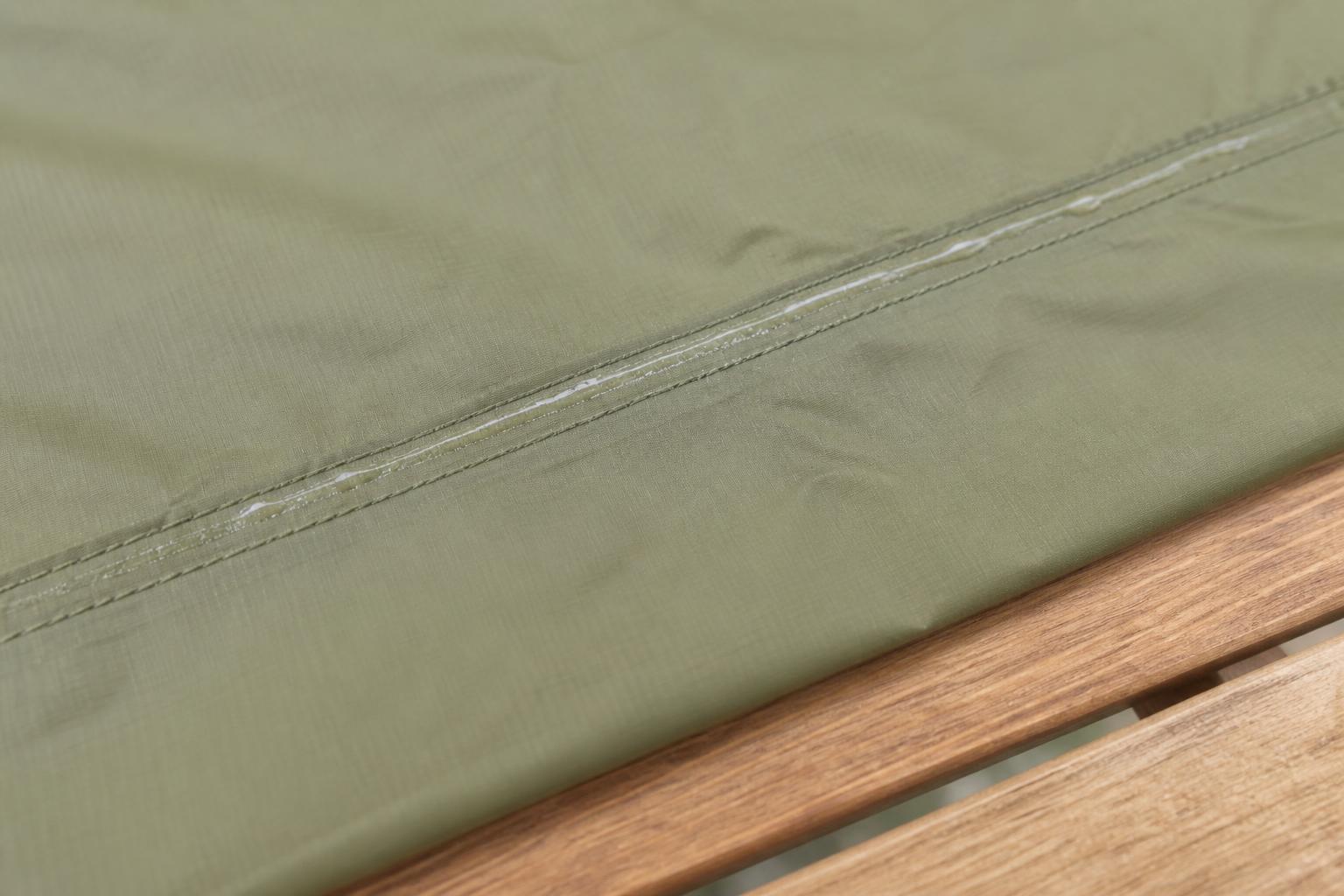 Couture de tente imperméabilisée avec seam sealer, réparation sur le terrain