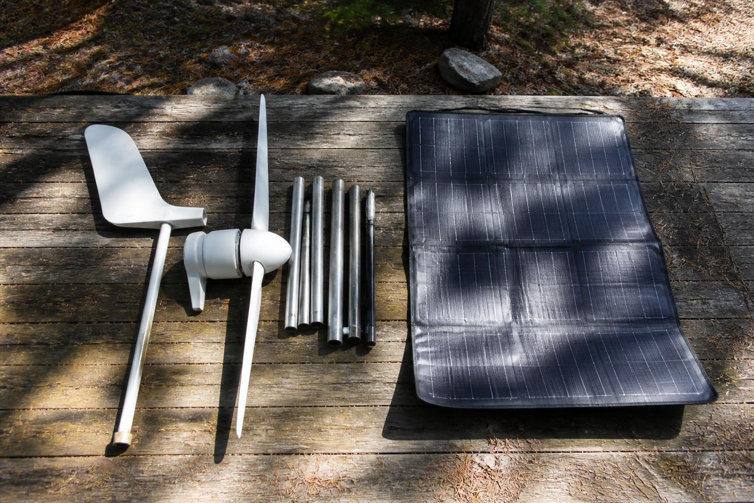 Éolienne portable démontée comparée à un panneau solaire plié pour le transport