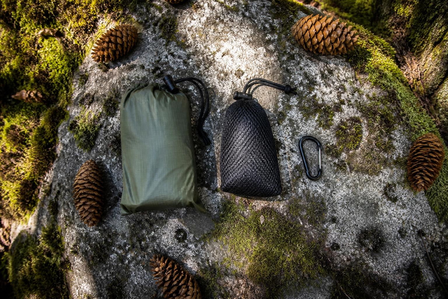Hamac filet compressé taille poing sur rocher moussu ultraléger randonnée