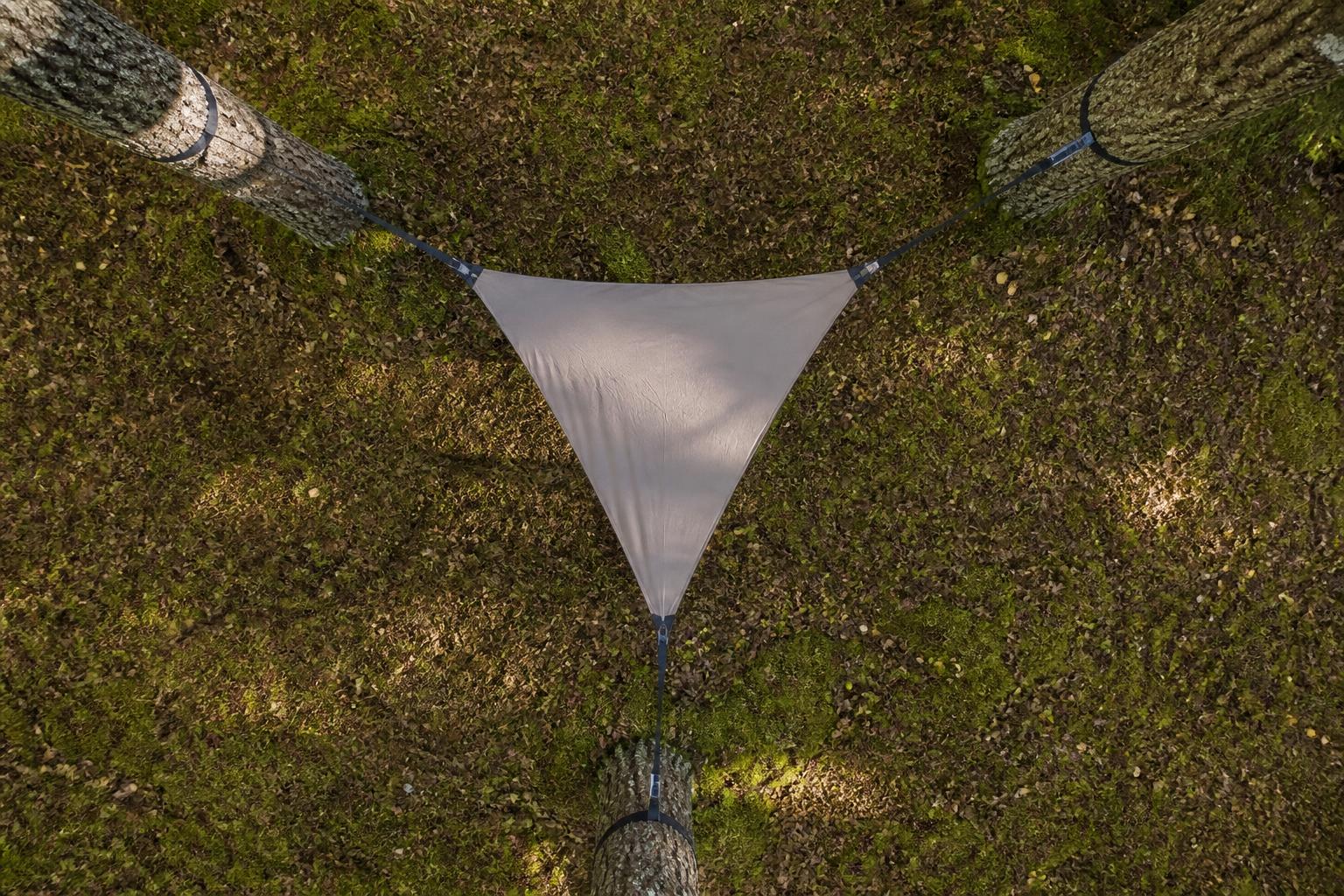 Vue aérienne d'un hamac triangle sur trois points d'ancrage en forêt