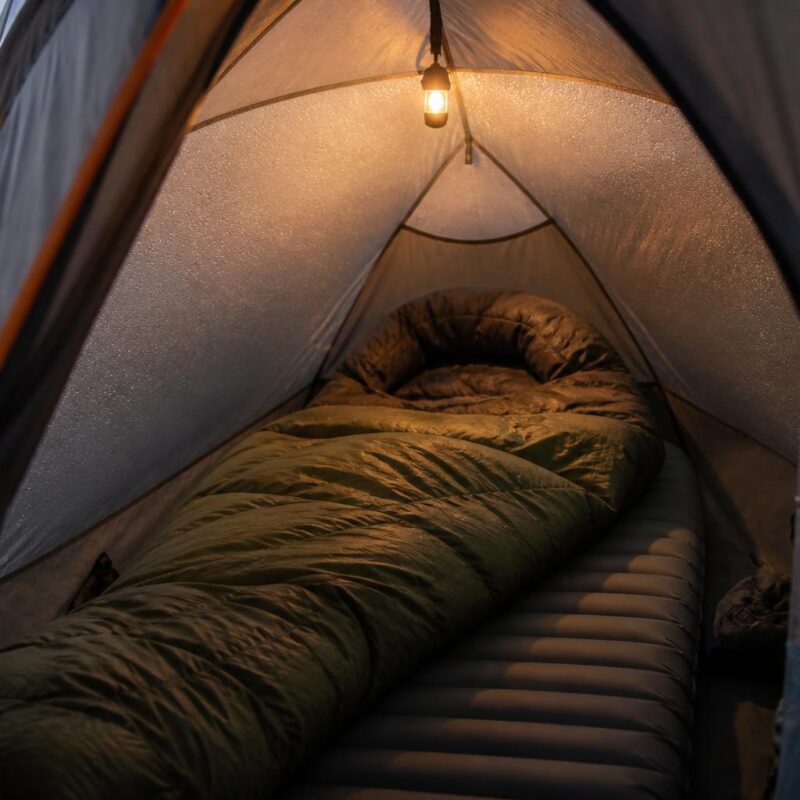 Intérieur de tente avec matelas gonflable et sac de couchage camping