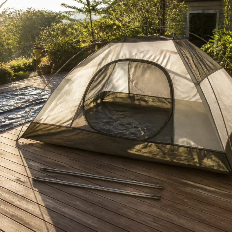 Tente de camping dépliée sur terrasse ensoleillée pour séchage post-sortie