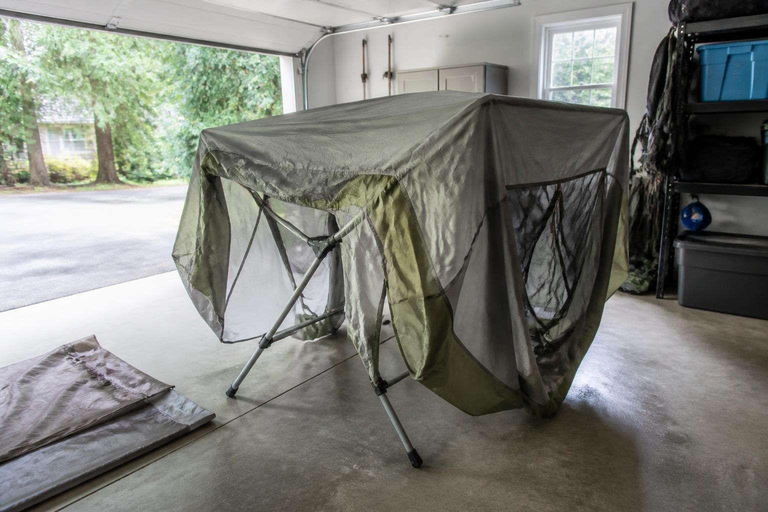 Tente de camping suspendue sur étendoir dans garage aéré pour séchage intérieur
