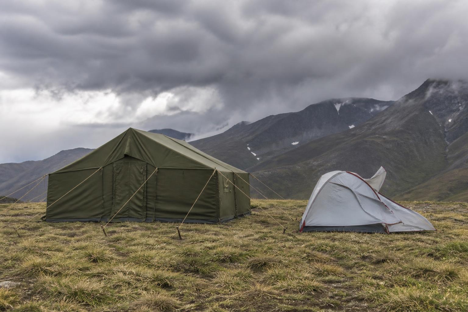 Tente militaire stable face au vent comparée à une tente camping classique