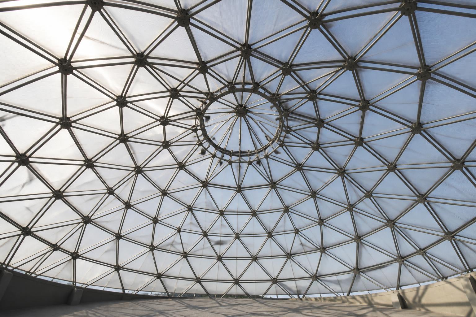 Structure géodésique intérieure triangulée vue depuis le sol du dôme